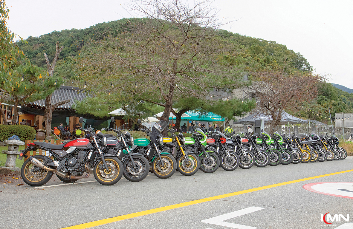 가와사키 안양 대리점이 마련한 시승 차량을 살펴보고 있는 회원들.