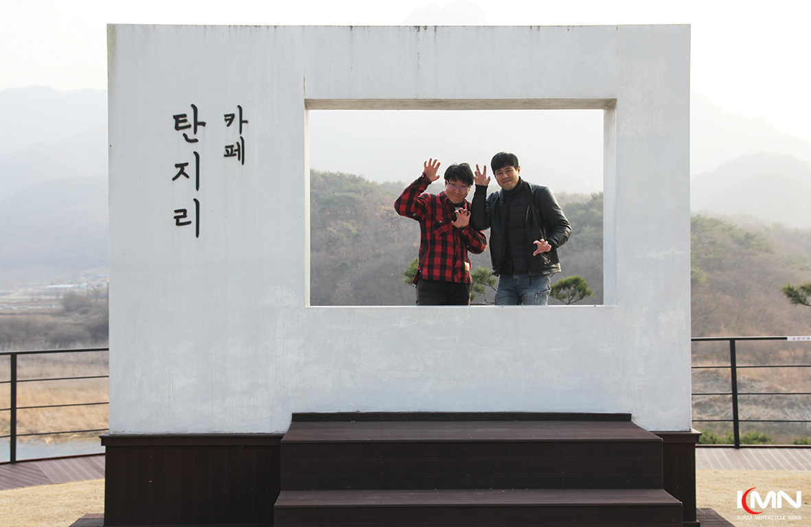 맑은 날씨 속에서 충주호의 와인딩 코스를 공략하는 타이거 라이더들