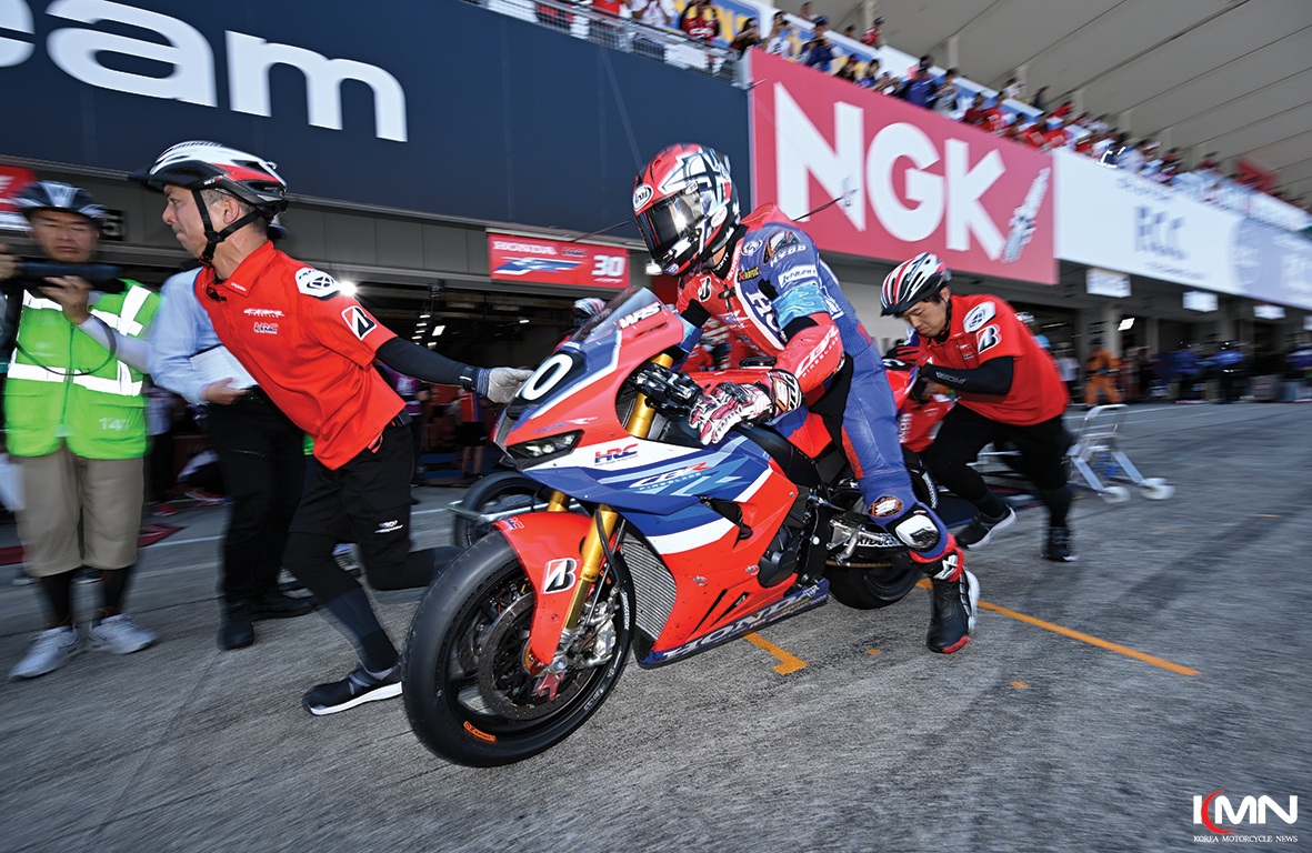 뜨거운 아스팔트 위를 질주하는 혼다 HRC의 CBR1000RR-R FIREBLADE SP. (사진 제공: 혼다)