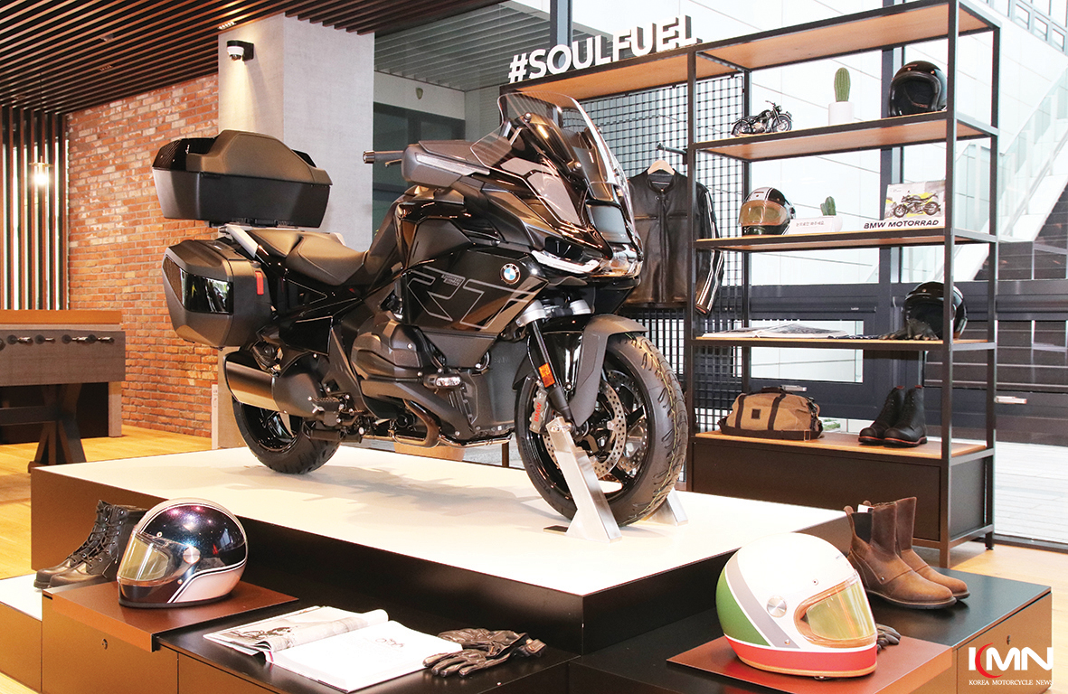 BMW 드라이빙 센터 내에 전시된 R 1300 RT의 웅장한 모습