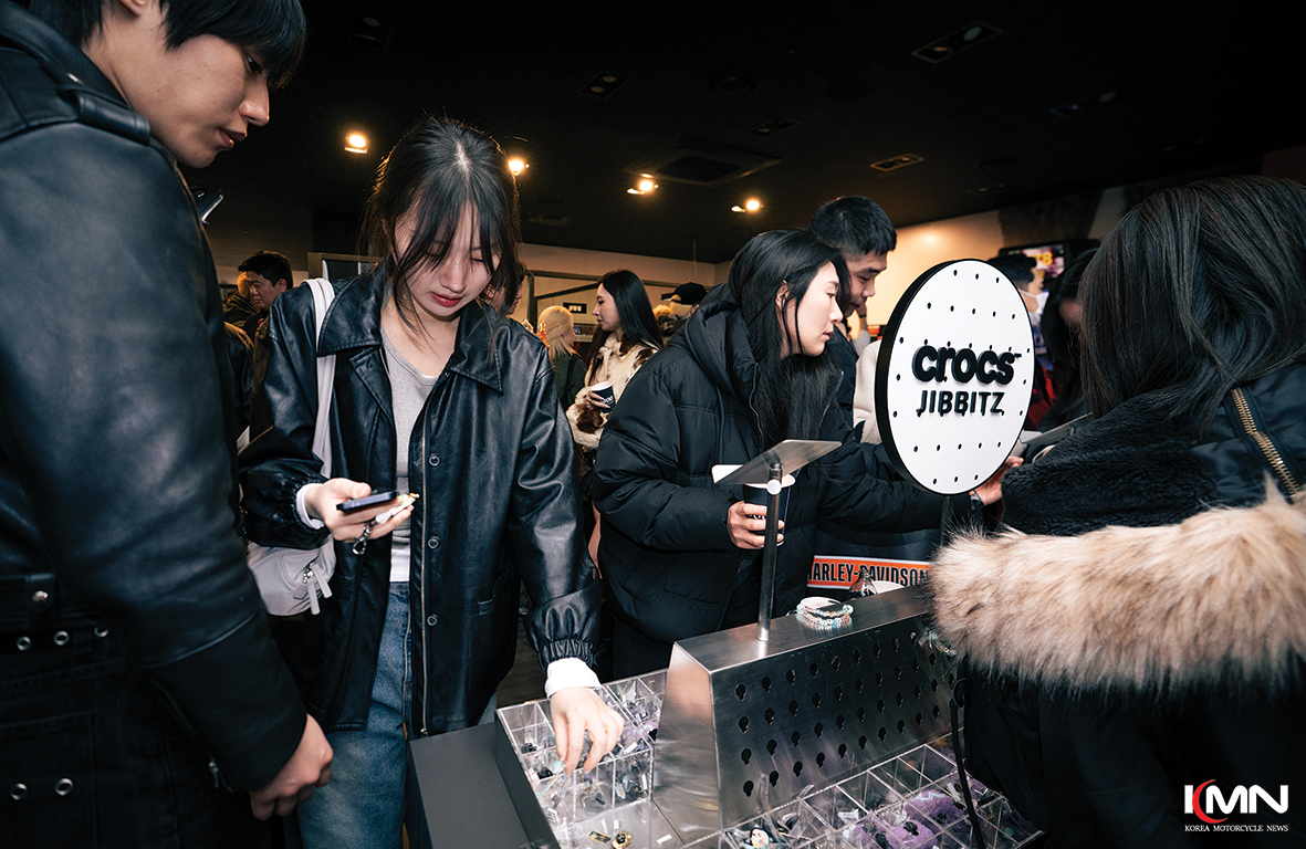 지하에 마련된 DJ 스테이지에서 음악과 파티를 즐기는 젊은 관람객들