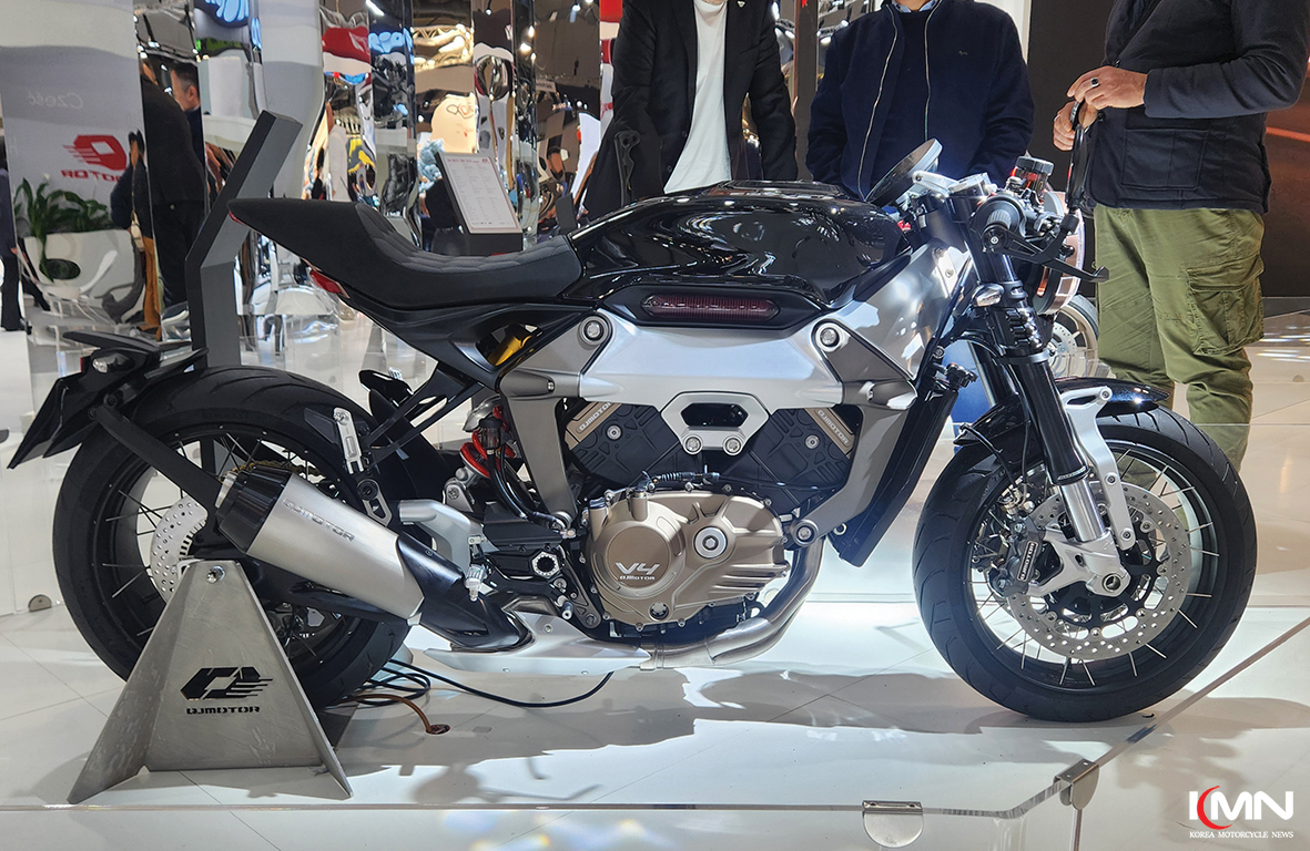 유려한 카페레이서 스타일과 V형 4기통 엔진이 조화를 이룬 SRV600VH