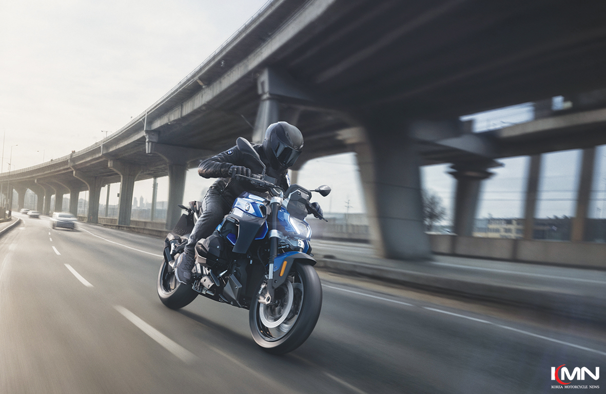 BMW 모토라드가 새롭게 공개한 차세대 대형 로드스터 R 1300 R의 당당한 자태