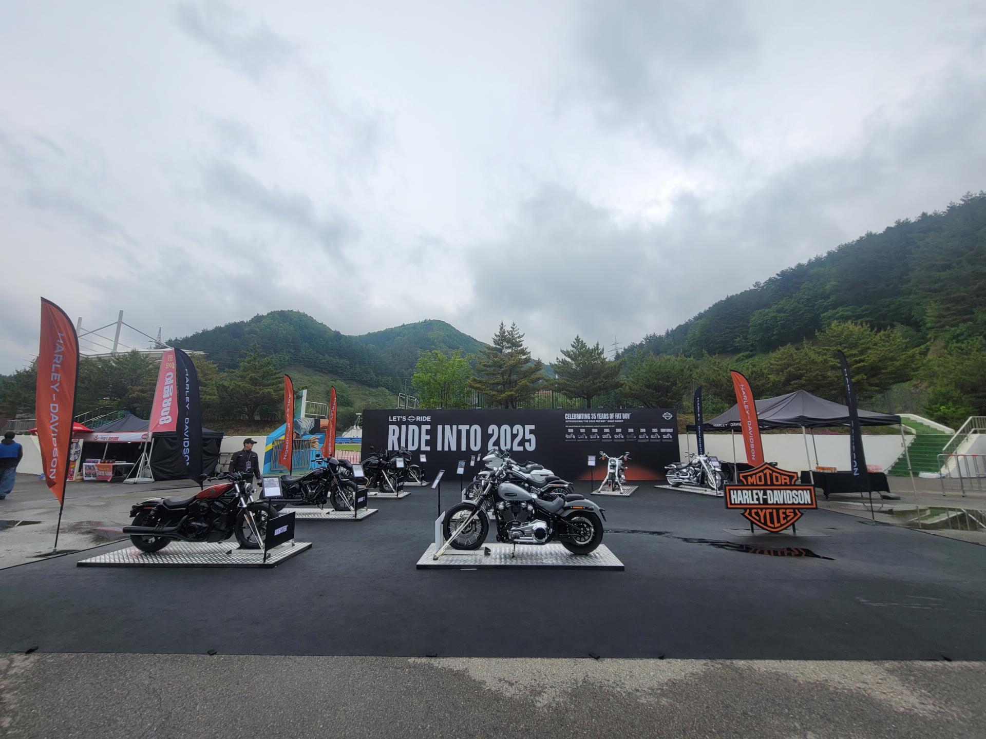 축제를 즐기며 기념사진을 촬영하는 참가자들