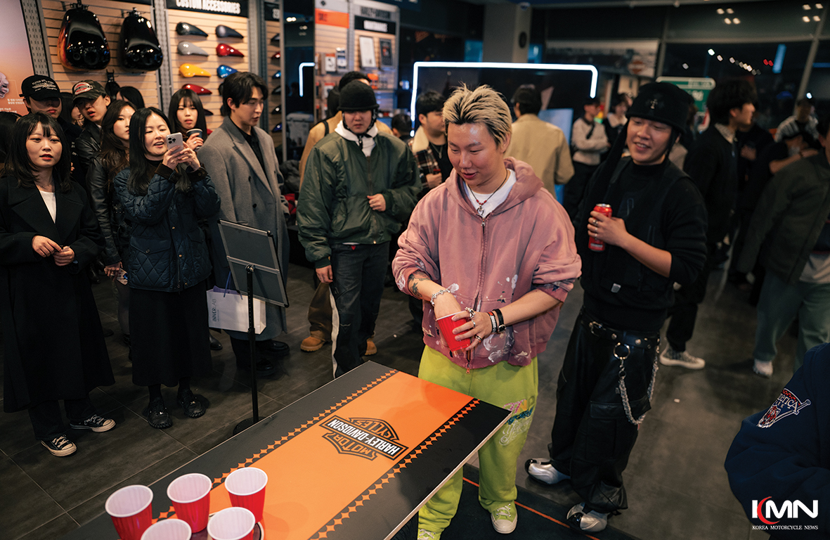 행사장 곳곳에서 자유롭게 소통하며 브랜드를 즐기는 참가자들의 모습