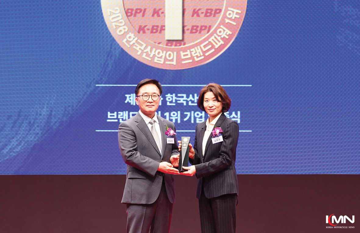 ‘2026 한국산업의 브랜드파워’ 모터사이클 부문에서 24년 연속 1위를 수상한 혼다코리아 김미숙 상무(우)와 한국능률협회컨설팅 한수희 대표이사(좌)가 기념 촬영을 하고 있다.