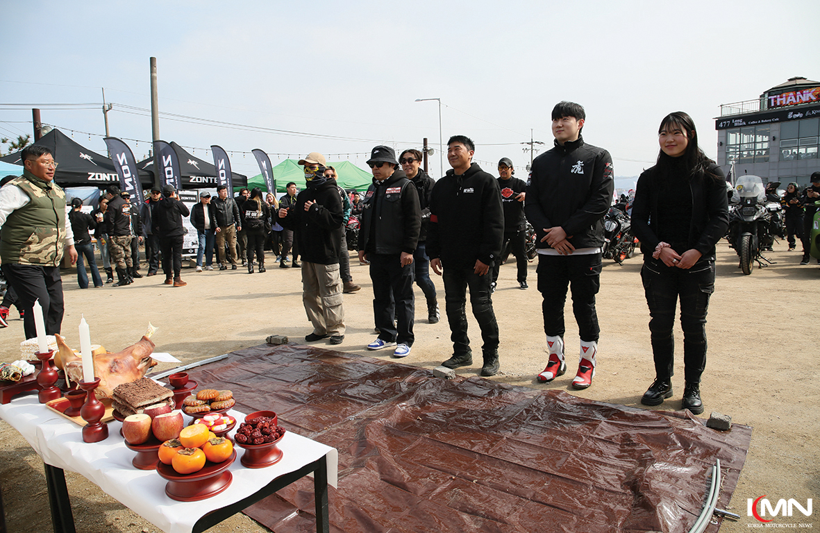 안전기원제 현장에 전시된 CFMOTO와 존테스의 다양한 모터사이클을 살펴보고 있는 라이더들.