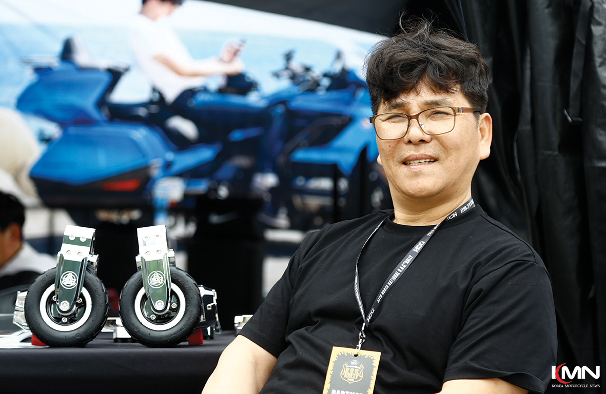 지엘케이(GLK)의 김몽룡 대표가 자사 기술로 개발된 랜딩기어 시스템을 소개하고 있다.