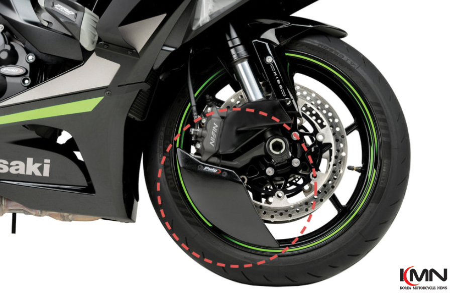 가와사키 ZX-6R Ninja 전용으로 설계된 PUIG 22076 브레이크 쿨러.