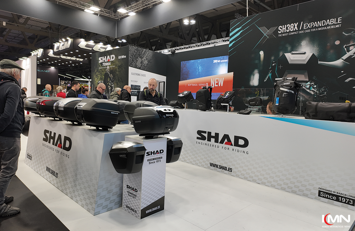 EICMA 2025 현장에서는 라이더들의 실제 주행 환경에 맞춘 실용적인 파츠와 라이딩 기어들이 관람객들의 눈길을 끌었다.