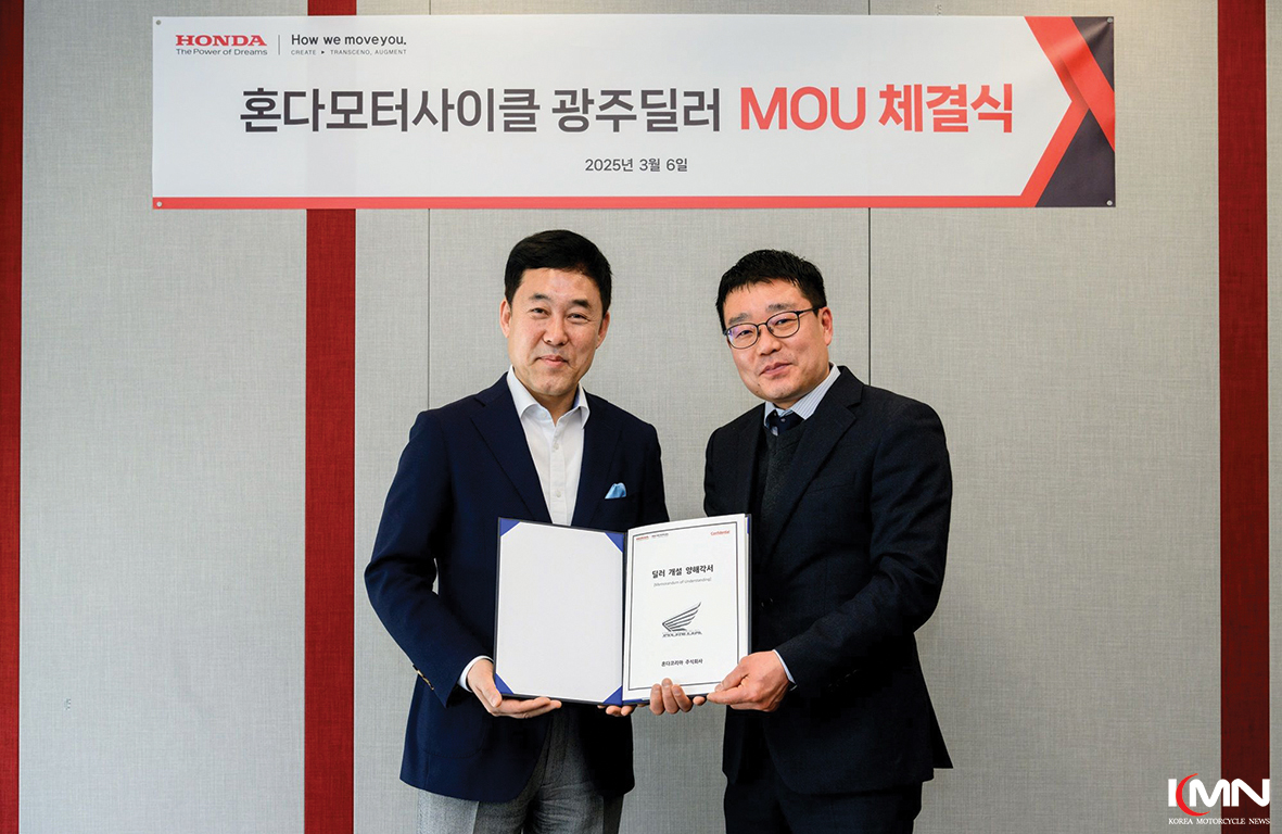 혼다코리아 이지홍 대표이사(왼쪽)와 혼다 모터사이클 안양점 국봉석 대표(오른쪽)가 전남·광주 지역 공식 딜러 MOU를 체결하고 기념 촬영을 하고 있다. (사진 제공: 혼다코리아)