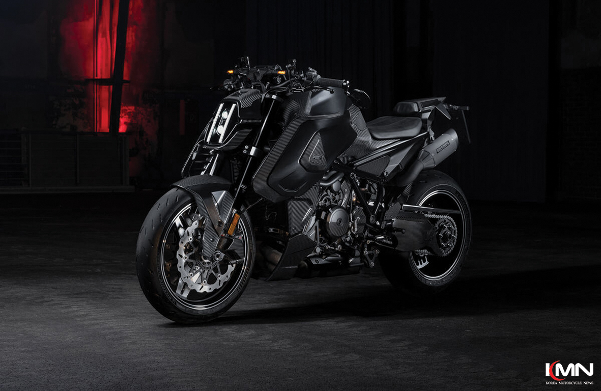 KTM 1390 슈퍼 듀크 R 에보를 기반으로 강력한 V트윈 엔진을 탑재했다.