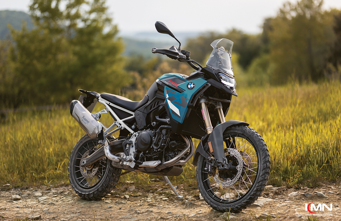 대담한 리어 프레임 컬러가 돋보이는 F 900 GS 스타일 트로피