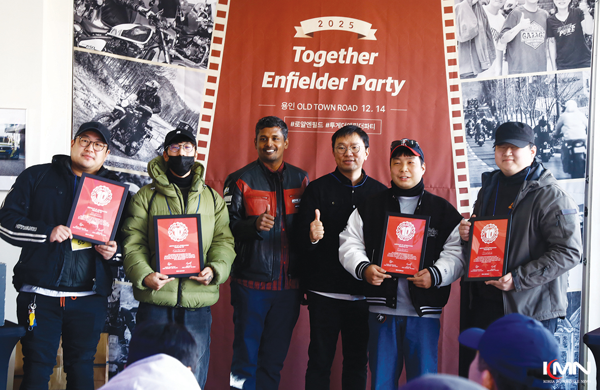 궂은 날씨에도 불구하고 용인 올드타운로드 라이더 카페를 가득 메운 로얄엔필드 라이더들.