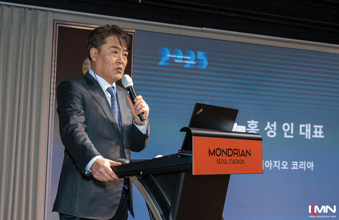 발표를 진행 중인 피아지오 코리아 홍성인 대표