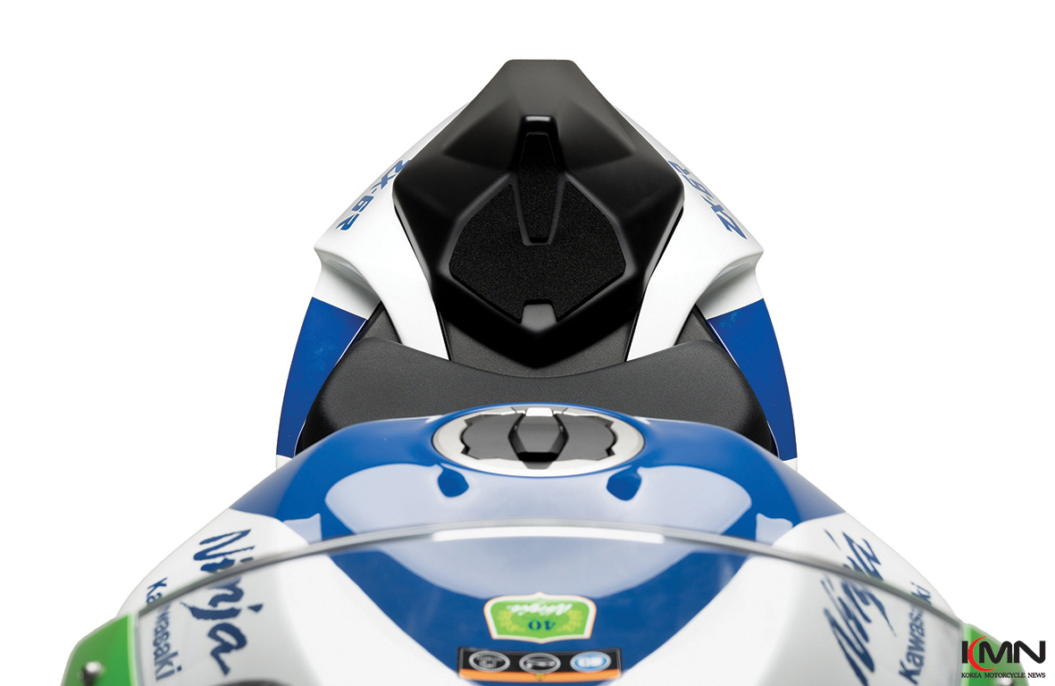 가와사키 닌자 ZX-6R의 스포티한 실루엣을 완성하는 퓨익 탠덤 시트 카울