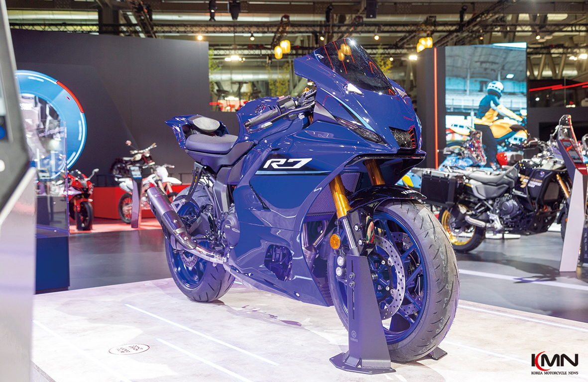오리지널 YZF-R7의 클래식한 화이트 & 레드 스피드블록 리버리를 입은 야마하 YZF-R 시리즈