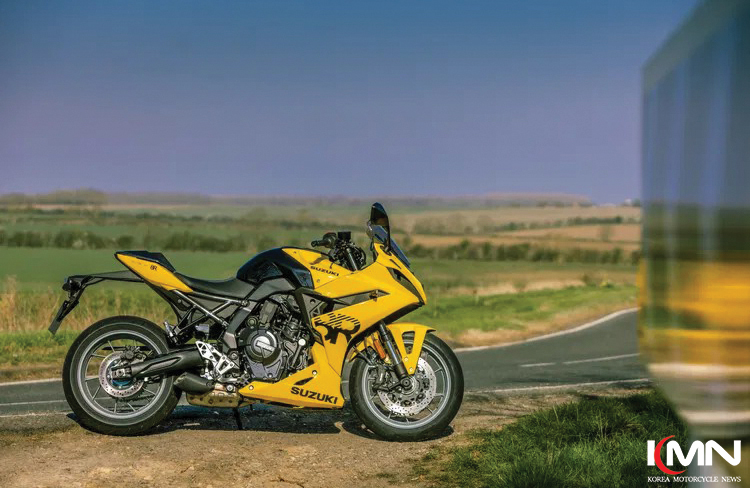 스즈키 UK가 선보인 60대 한정판 모델 'GSX-8R KIIRO'의 스포티한 자태.