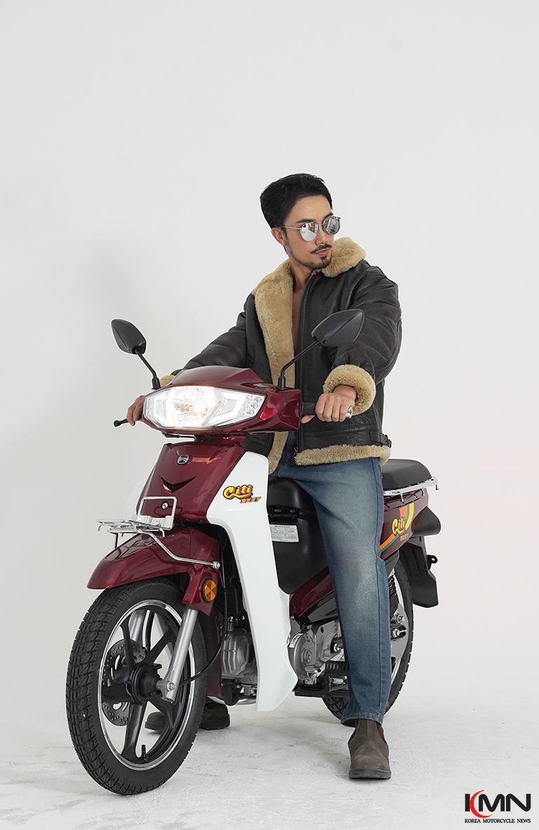 동절기 프로모션으로 제공되는 메모리얼 기능 탑재 고급 열선그립과 전용 범퍼 및 방한 장갑.