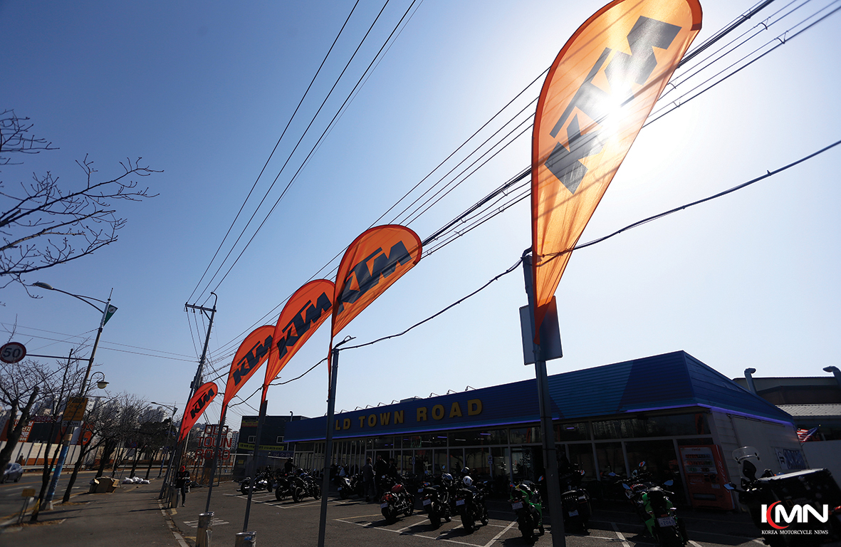 시즌 오픈 투어에 참가해 자리를 빛낸 KTM 라이더들