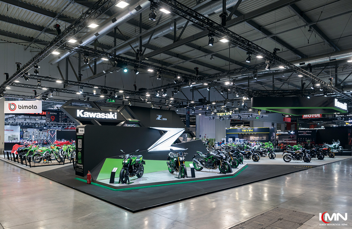EICMA 무대에서 베일을 벗은 가와사키의 뉴 모델