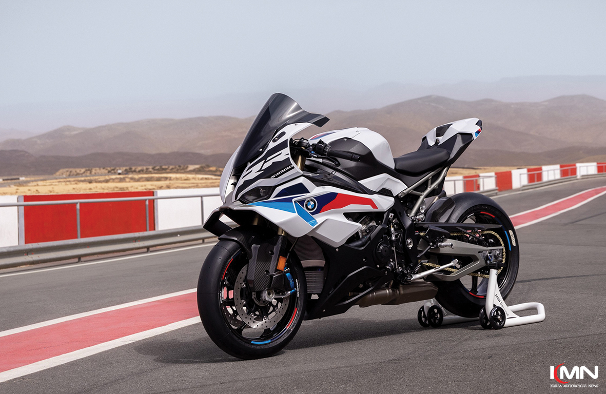 2025 서울모빌리티쇼 BMW 모토라드 부스에서 베일을 벗는 고성능 모터사이클 라인업.