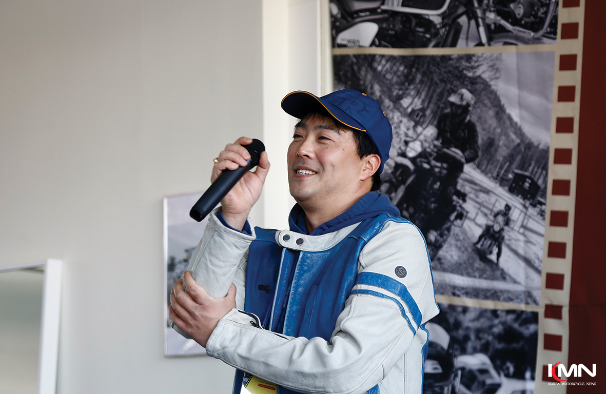 2025년 한 해 동안 로얄엔필드와 함께 뜨거운 여정을 보낸 수상자들이 기념 촬영을 하고 있다.