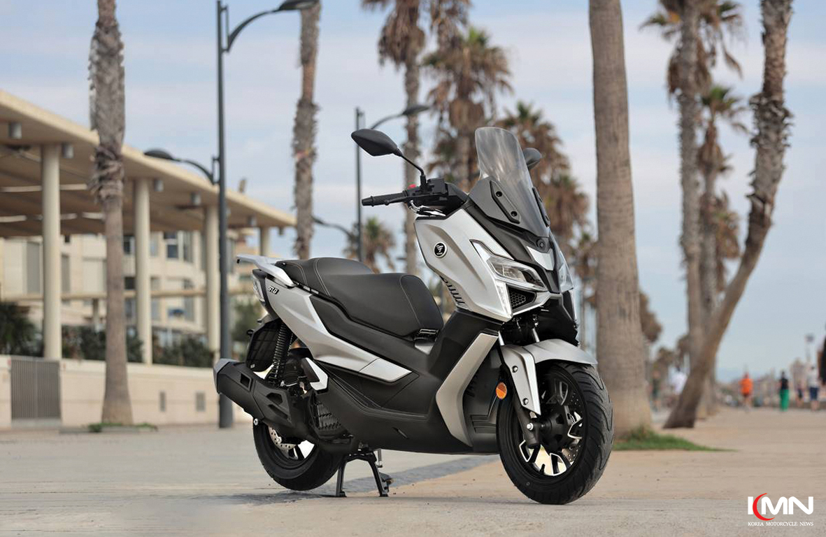 건담 로봇을 연상시키는 독창적인 외관 디자인의 SR125GT