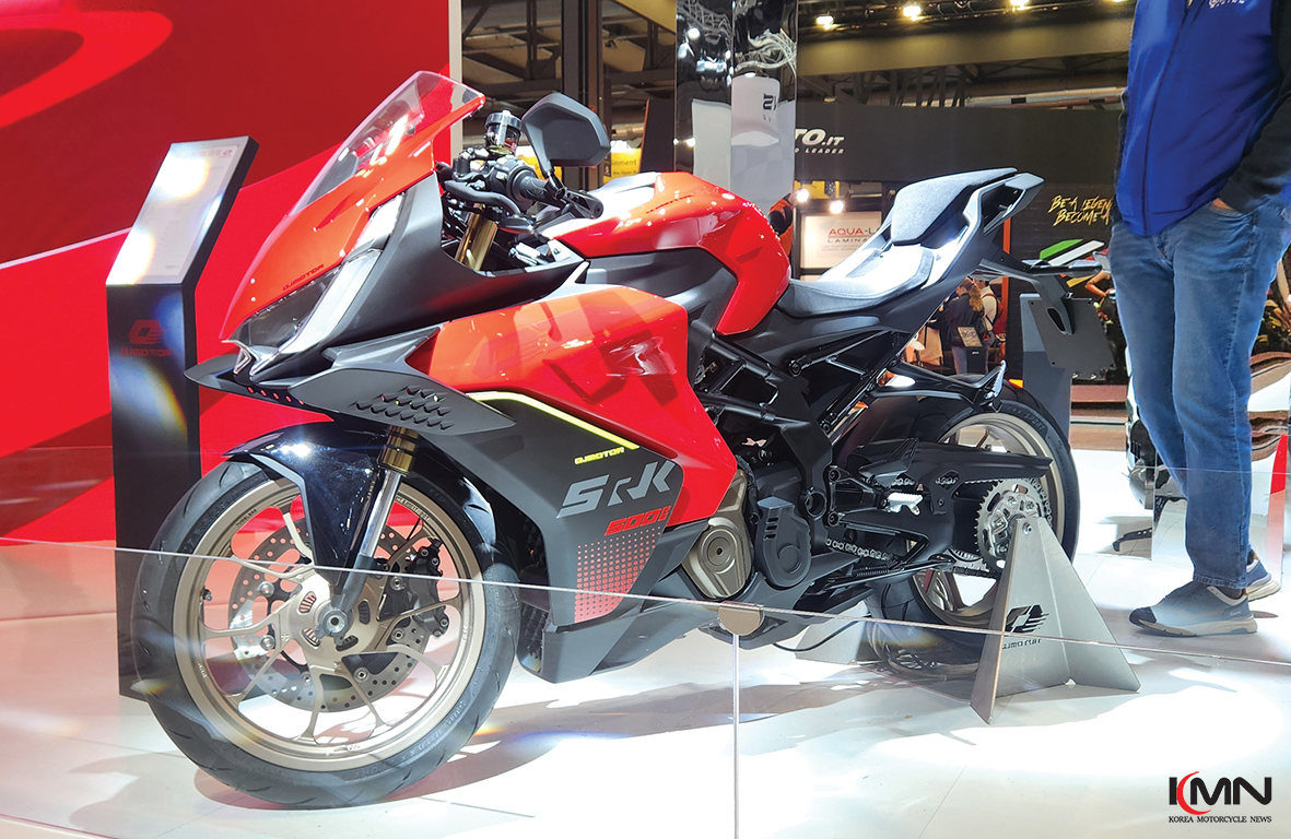 EICMA 2025 현장에서 공개된 QJ모터의 자동 변속기 탑재 스포츠 모델 SRK500RS