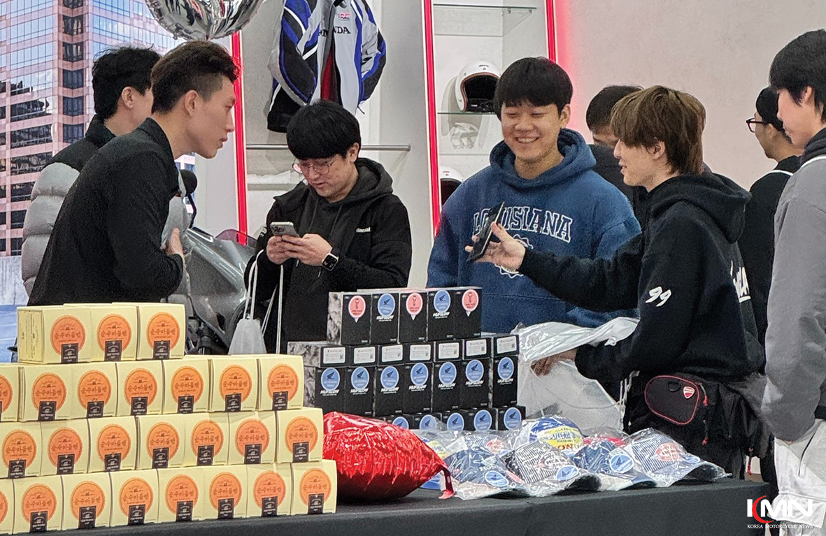 봄 라이딩 시즌을 맞이해 매장을 찾은 라이더들의 모습