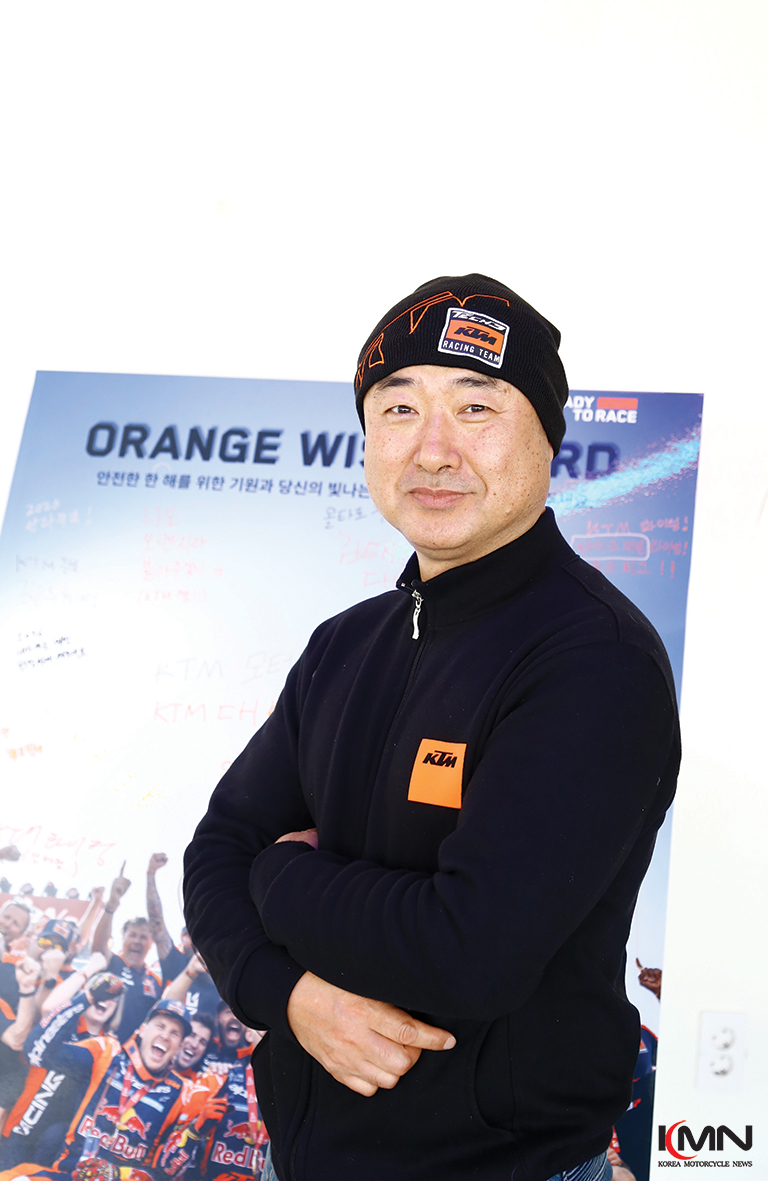 KTM 코리아가 개최한 2026 시즌 오픈 투어 현장에서 라이더들이 전시된 모터사이클을 살펴보고 있다.