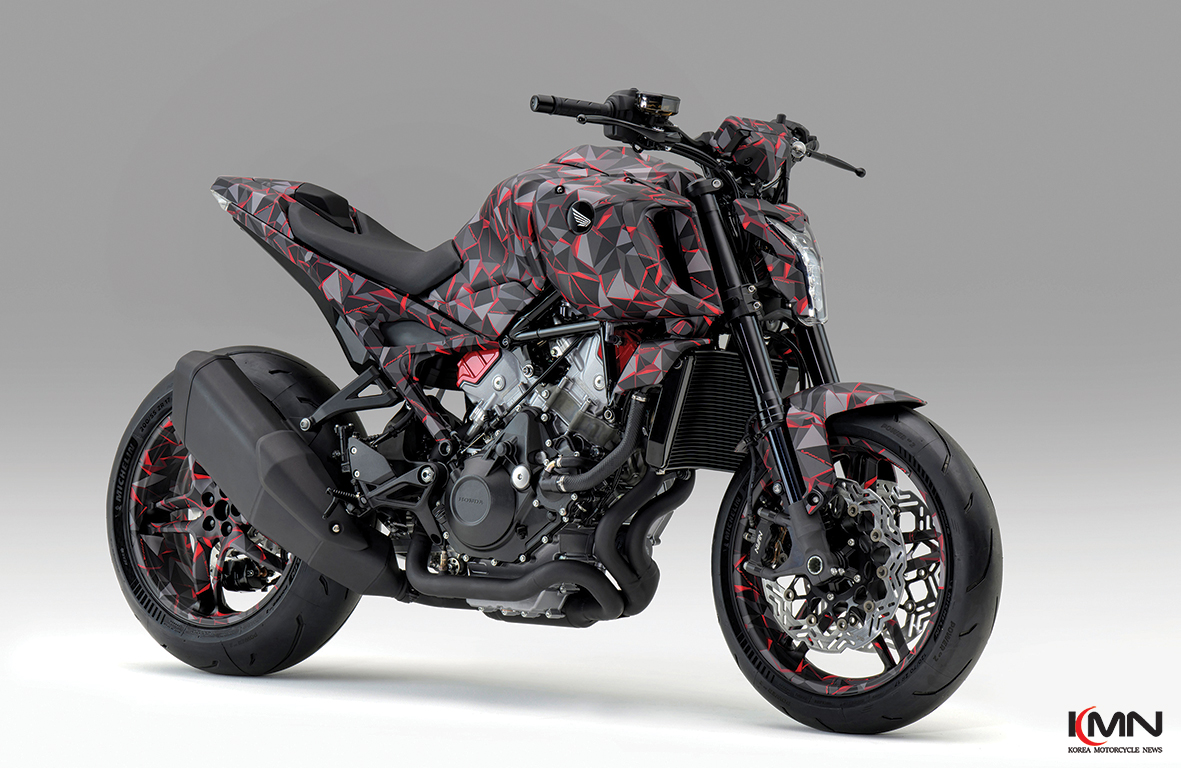 전자제어 슈퍼차저를 탑재한 V형 3기통 프로토타입 엔진 V3R 900 E-Compressor