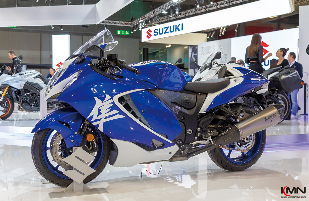 새로운 컬러를 입고 EICMA 2025 무대에 등장한 스즈키 하야부사