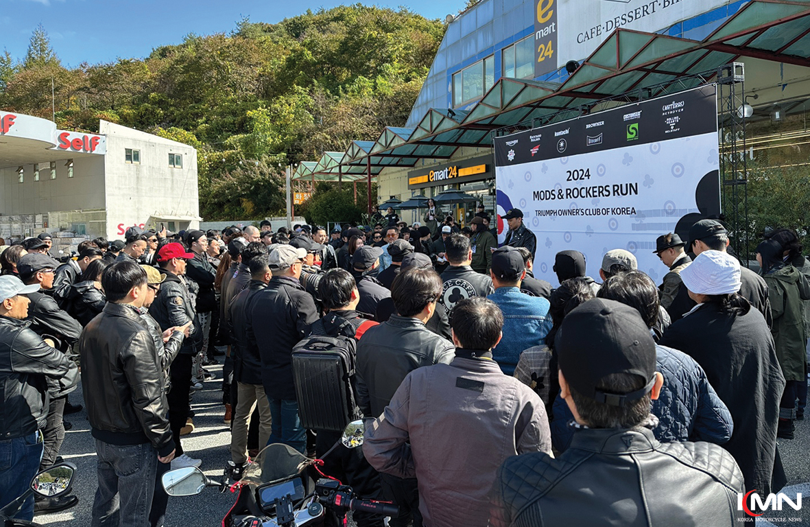 개성 넘치는 드레스 코드로 행사에 참여한 클래식 라이더들