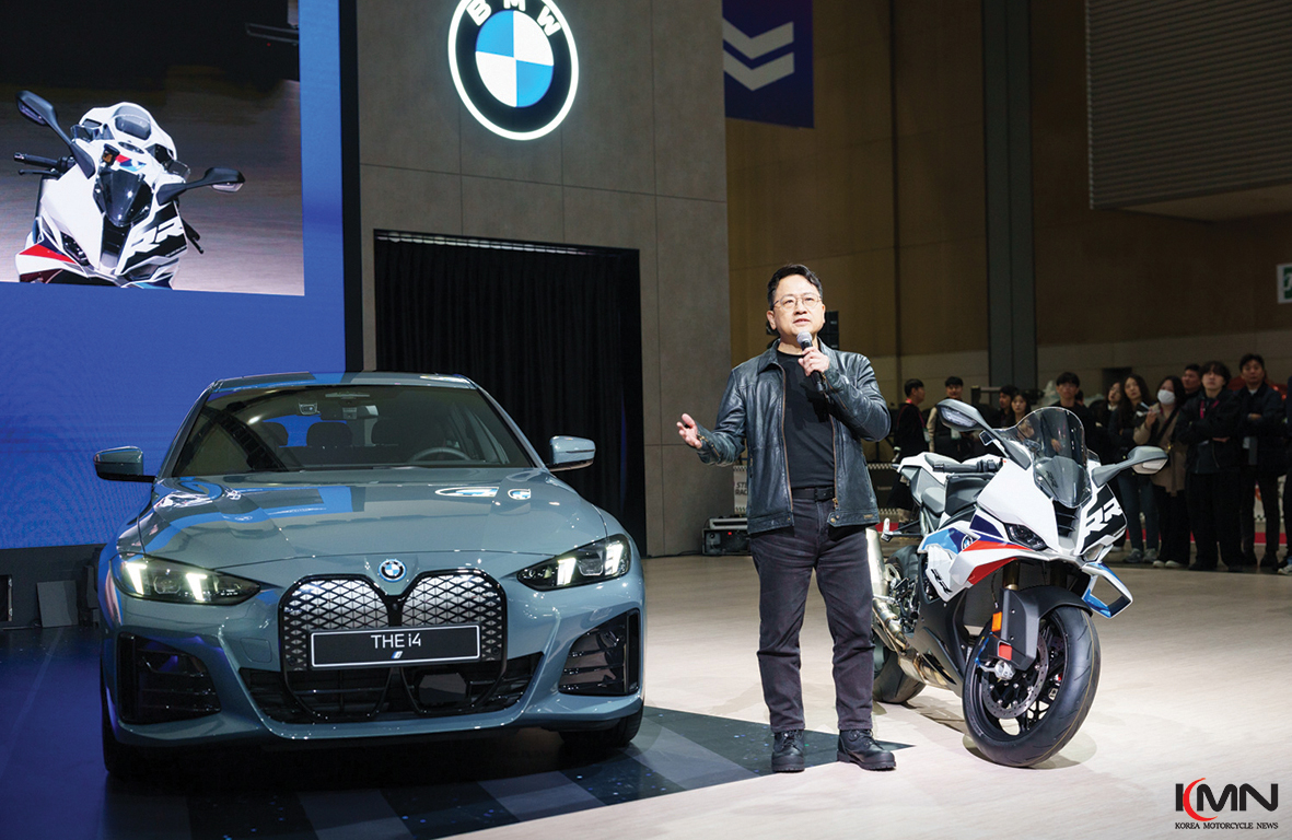 현장에서 뉴 S 1000 RR의 변화된 사양을 설명하고 있는 BMW 모토라드 황영기 본부장