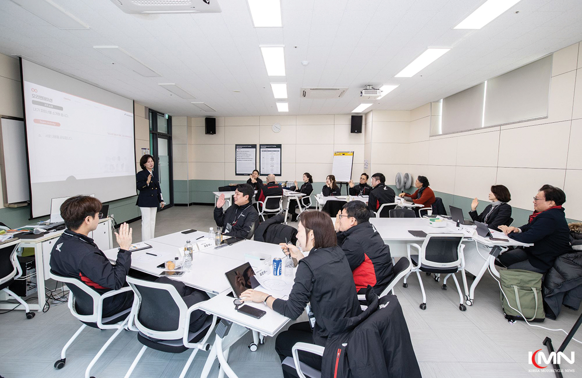 참가자들이 새로운 CS 매뉴얼을 바탕으로 세션에 참여하고 있다.
