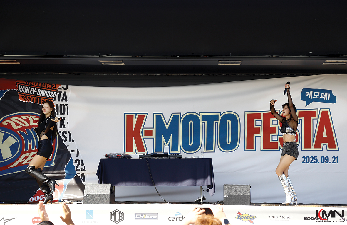 케모페 현장에서 최초로 공개된 로얄엔필드의 신형 바버, 고안 클래식 350.