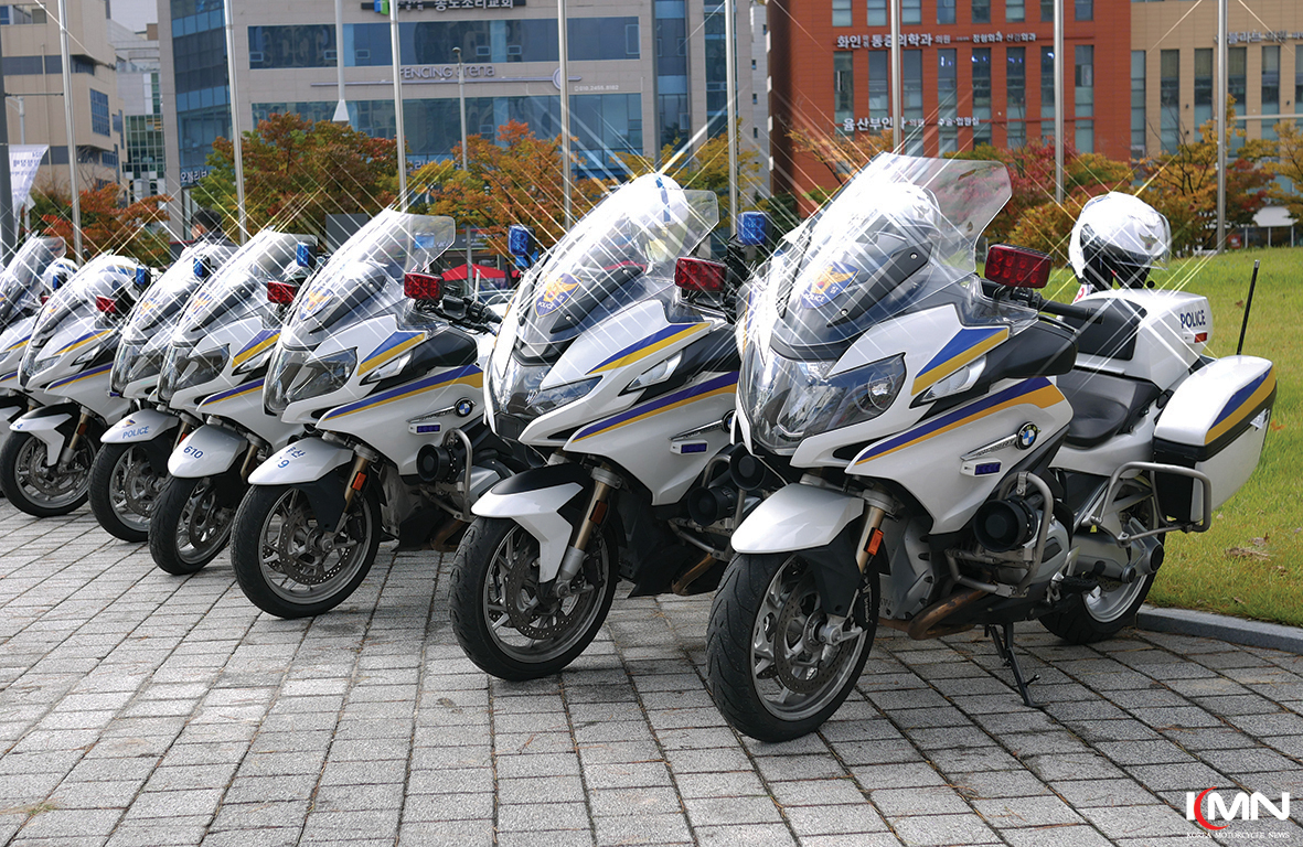 2024 경찰청장배 경찰 대형오토바이 경진대회 현장에서 참가 차량을 점검하고 있는 BMW 모토라드 정비 부스