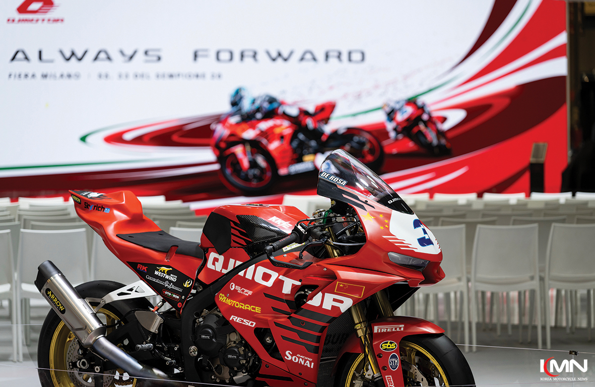 아시아 브랜드들의 대형 부스가 중심부에 배치된 EICMA 2025 전시장 전경