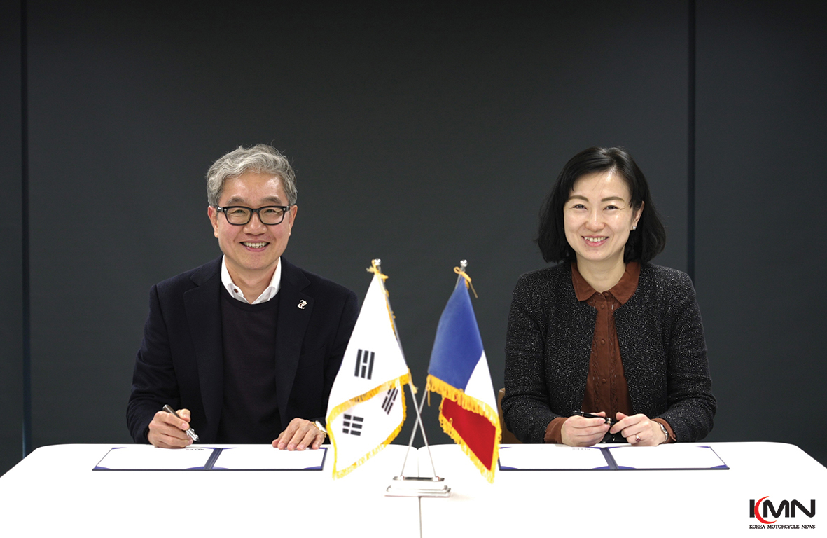 전략적 업무협약을 체결하고 기념 촬영을 진행 중인 미쉐린코리아 미셸 주 대표(왼쪽)와 알레스 이준형 대표(오른쪽).