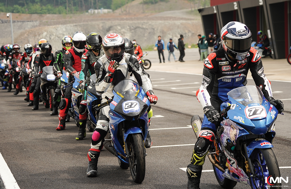 코너를 공략하는 GSX-R125 라이더