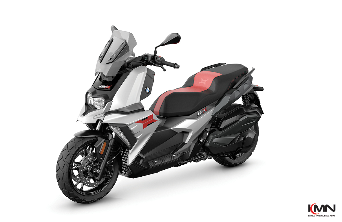 화이트 알루미늄 매트 메탈릭 외장과 블랙 림으로 강인한 이미지를 완성한 2026년식 C 400 X