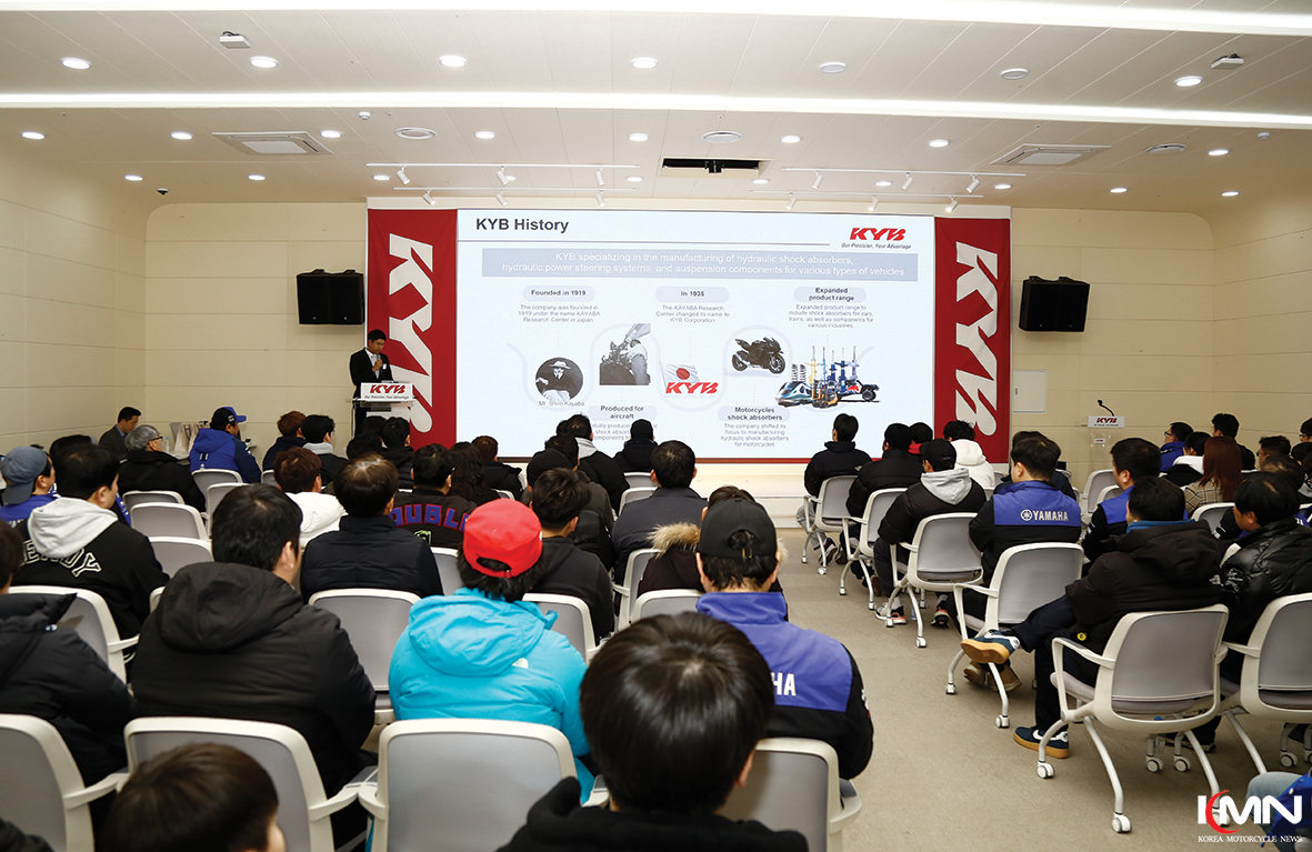 100년 이상의 역사 동안 유압 시스템 분야를 선도해 온 가야바(KYB) 브랜드 로고
