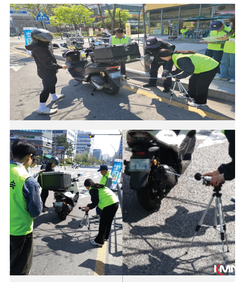 현장에서 데시벨 측정기를 이용해 이륜차의 배기 소음을 측정하고 있다