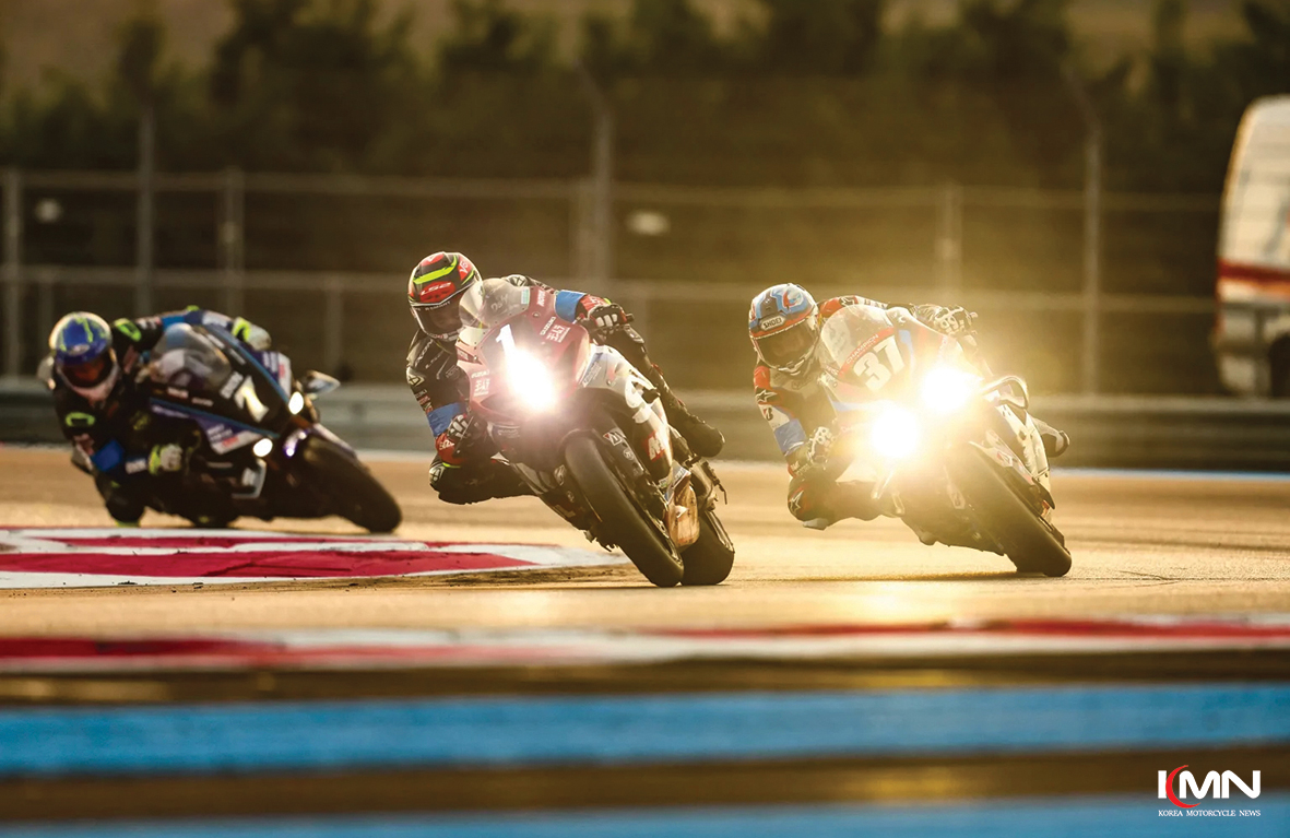 피트에서 신속하게 정비를 마치고 서킷으로 복귀하는 스즈키 GSX-R1000R