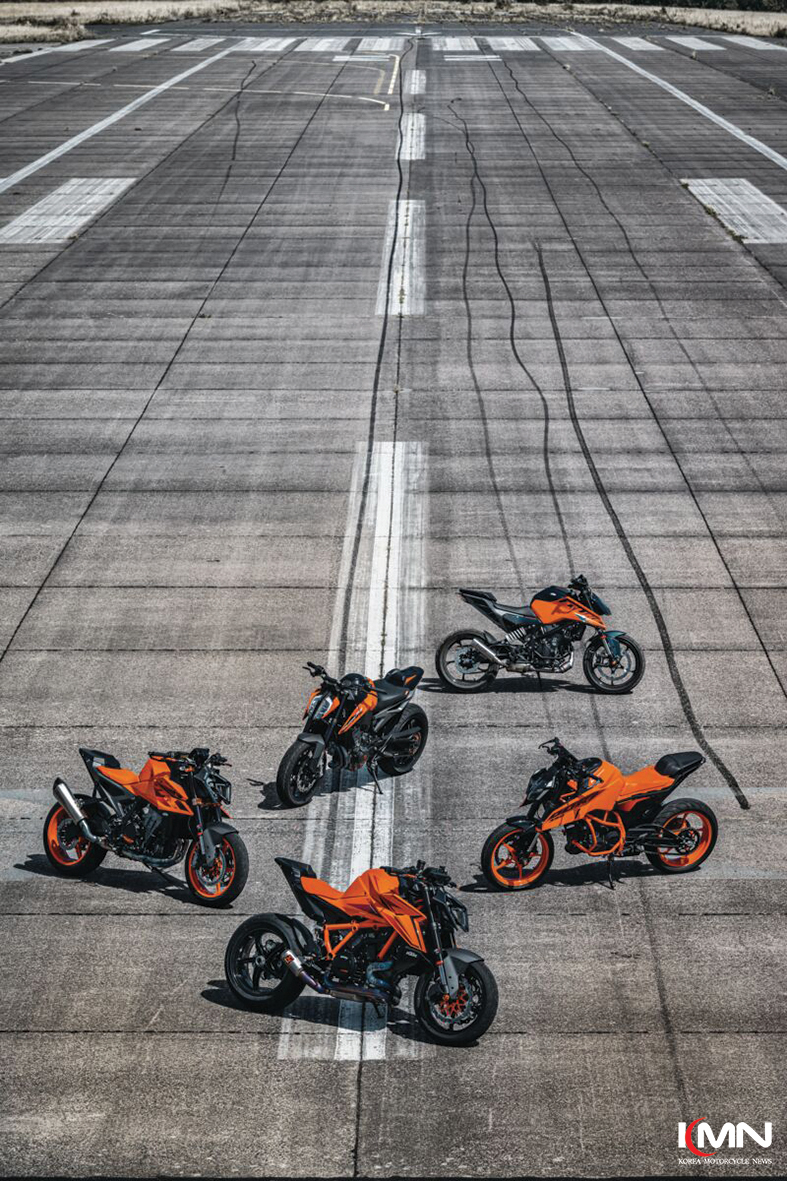 KTM 코리아가 제안하는 2026년 라인업은 일상과 레저를 아우르는 다채로운 매력을 선사한다.
