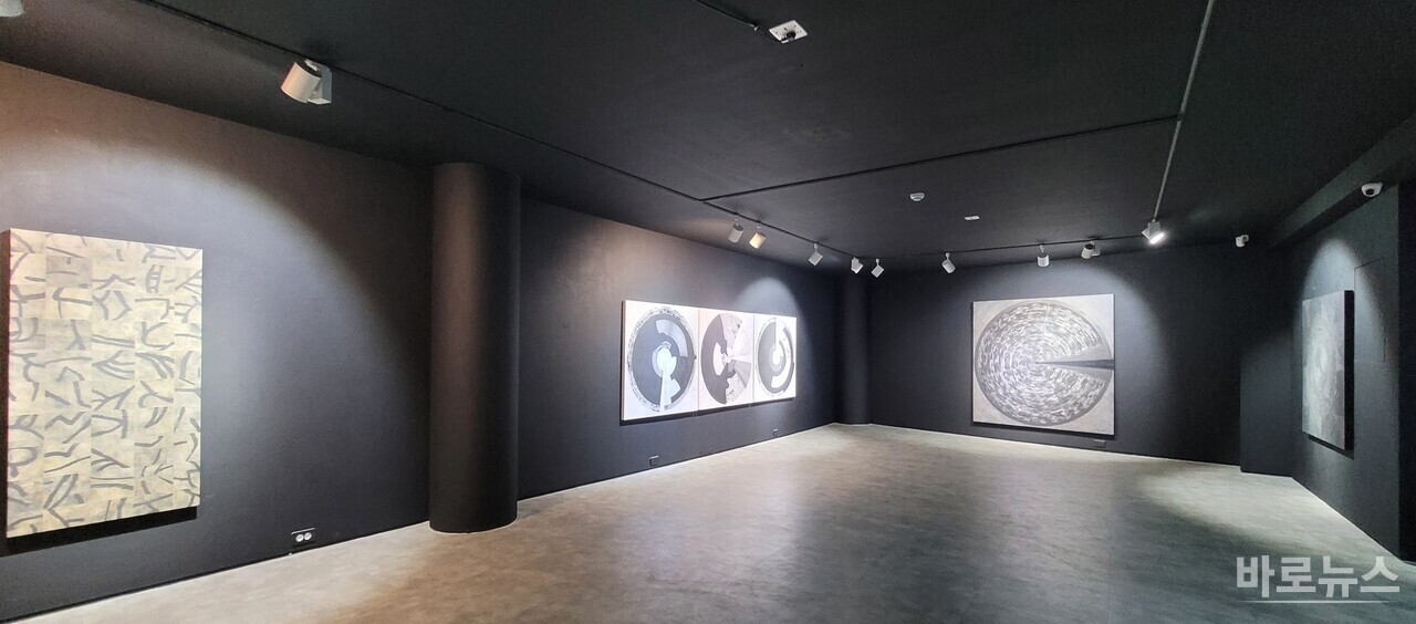 ▲ 이영 초대기획전 '흐름에 들다' 4층 전시장 전경 ⓒ 엄길수