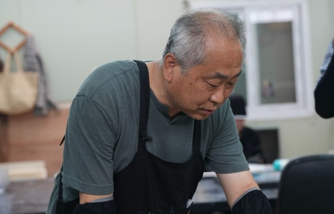 전호태 울산대 명예교수가 옻칠작업을 하는 모습. 전호태 울산대 명예교수 제공