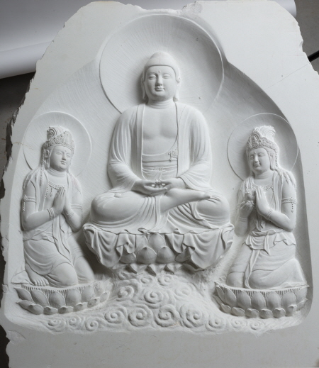이상배 作 ‘극락정토 아미타 삼존상’, 높이 96cm, 불석, 2021년.