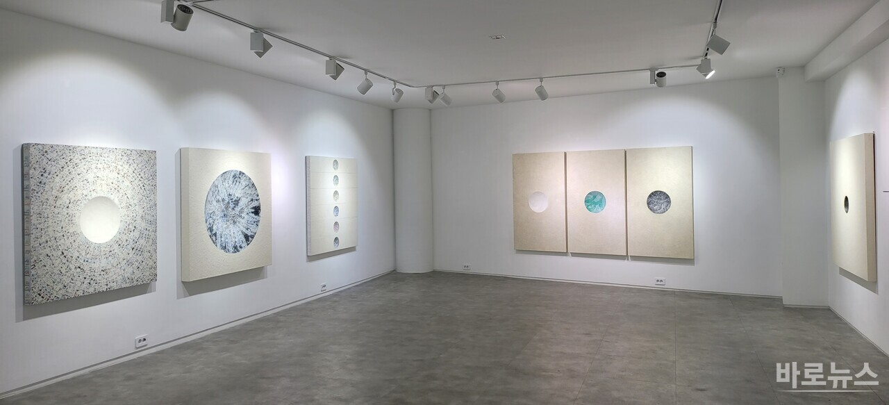 ▲ 이영 초대기획전 '흐름에 들다', 3층 전시장 전경 ⓒ 엄길수